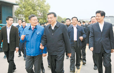 李克强在岚皋县考察时强调，贯彻新发展理念，持续推进工业化、城镇化和农业现代化，保障和改善民生