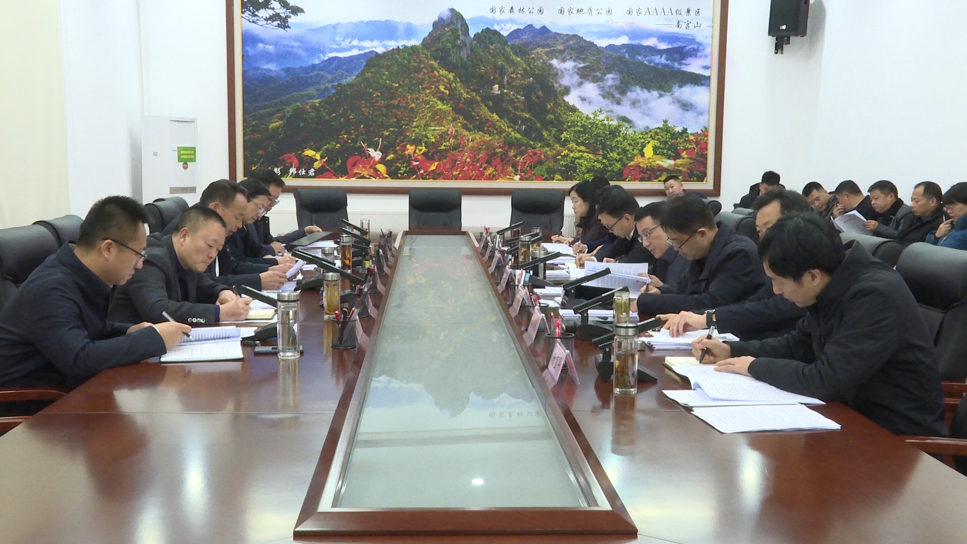 岚皋县委召开会议，全面传达学习贯彻党的十九届五中全会精神
