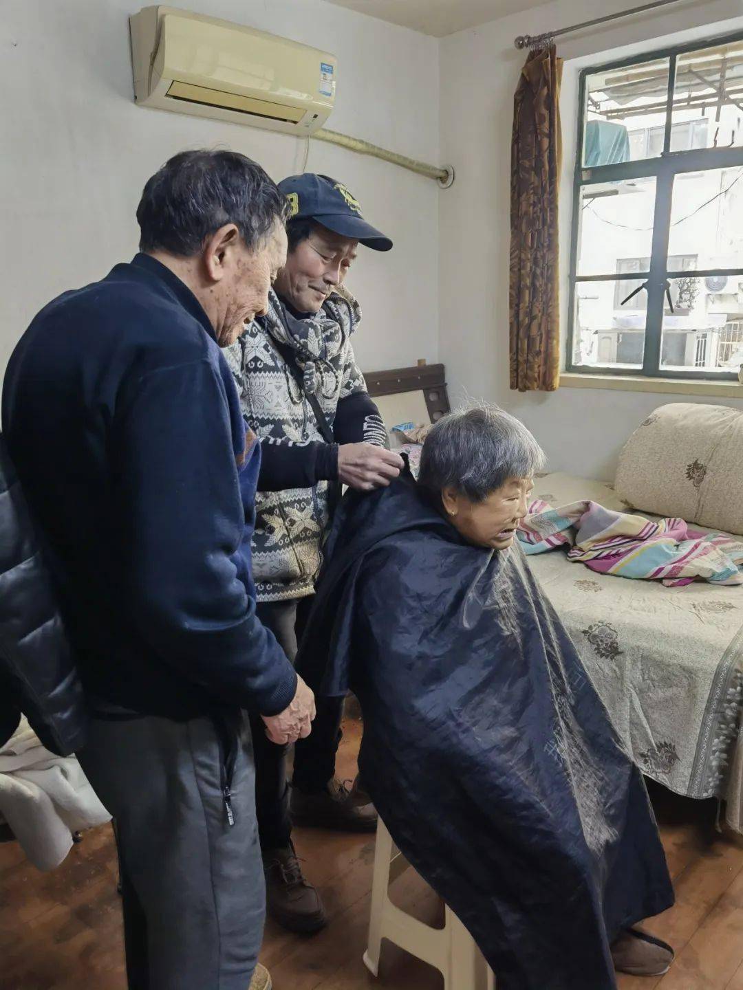岚皋县敬老助老总会开展金色社区服务活动，构建和谐社会，传递爱心关怀