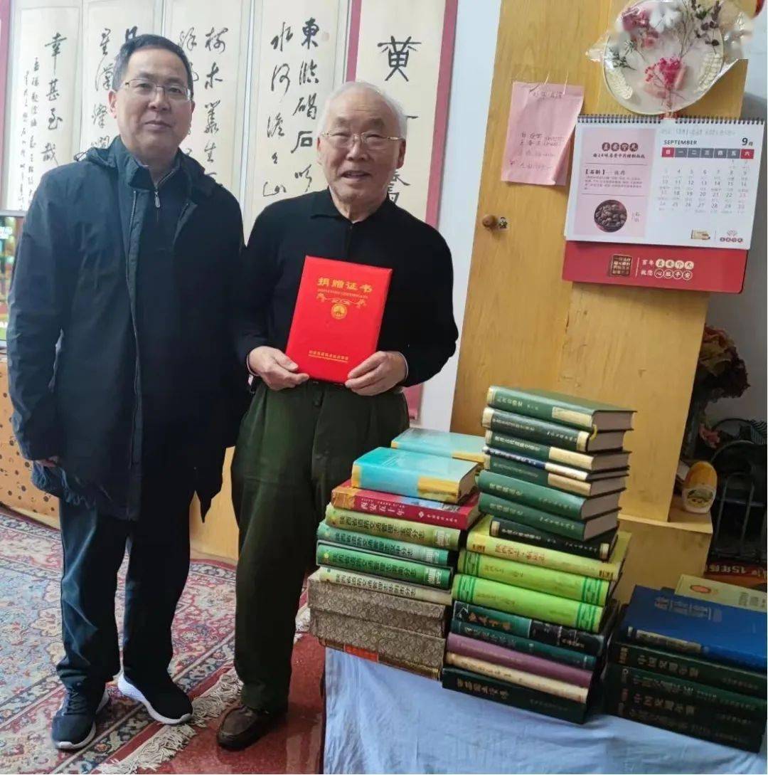 老军人慷慨赠书，传递大爱之心