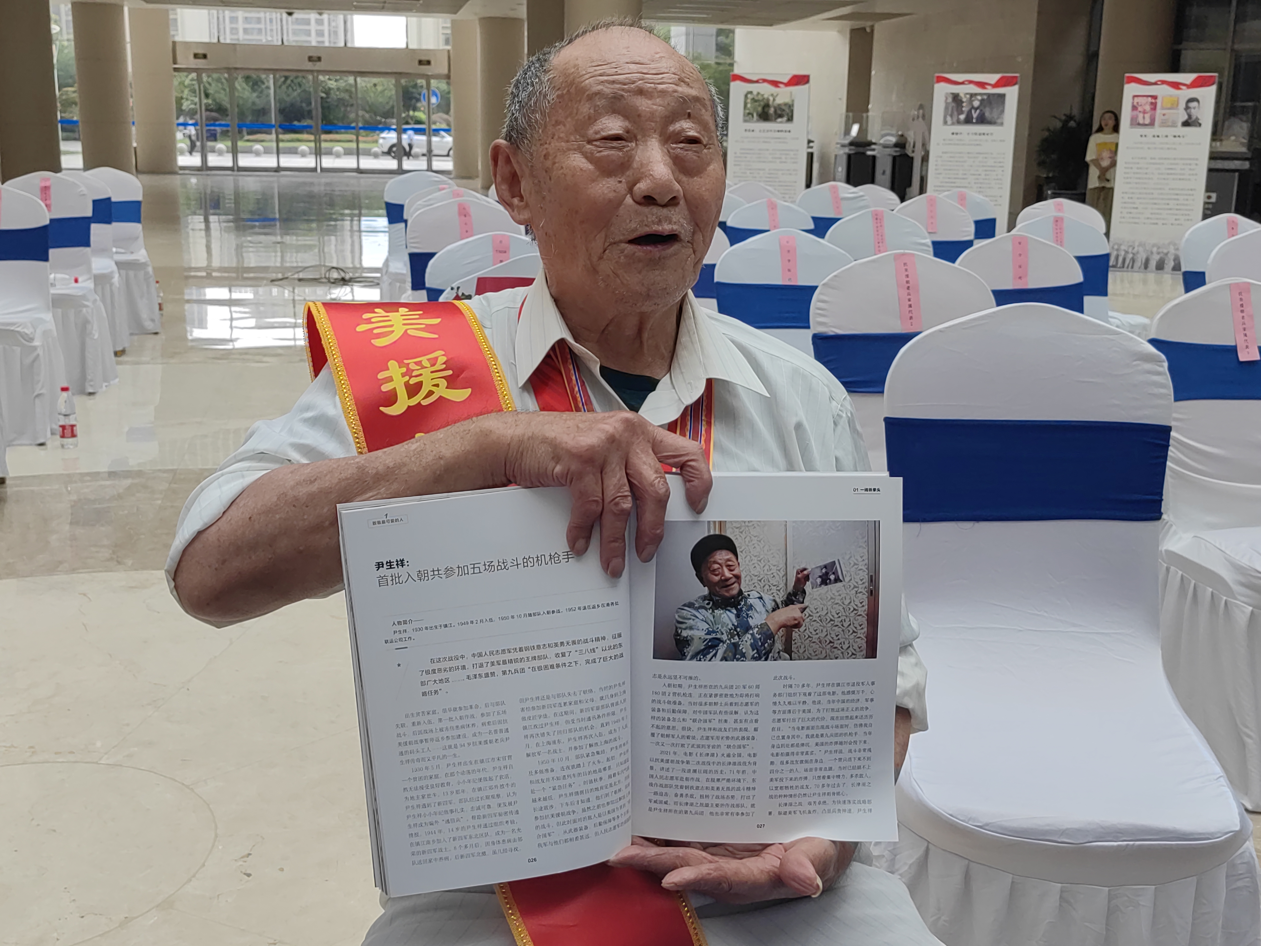 老军人心怀大爱慷慨赠书