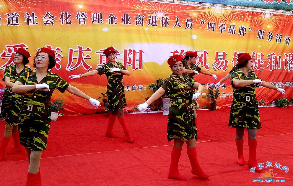 退休女工助老献爱心——社会正能量的传递