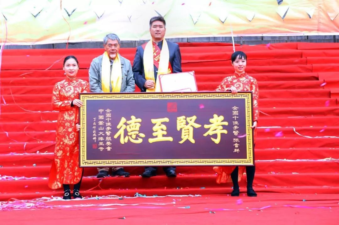 金色梦舞台，张会群与全村老人的情感纽带