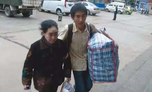 金色梦舞台，张娇的坚韧与母爱之歌