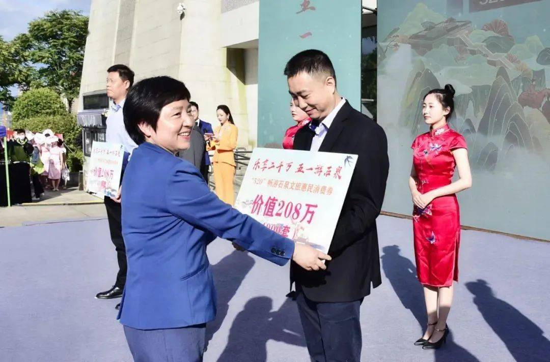 郭恩慈慷慨解囊，向岚皋县老年公寓捐款2000元