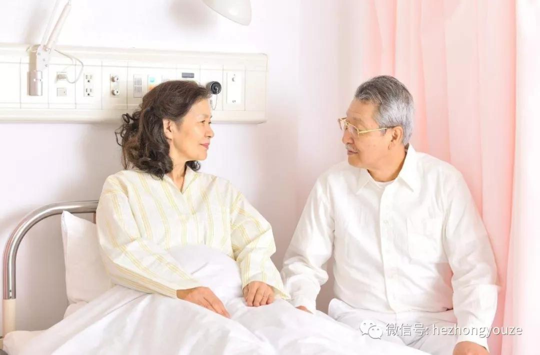 银色经济背景下的医疗服务体系重构，老年长期照护与医疗服务关系辨析