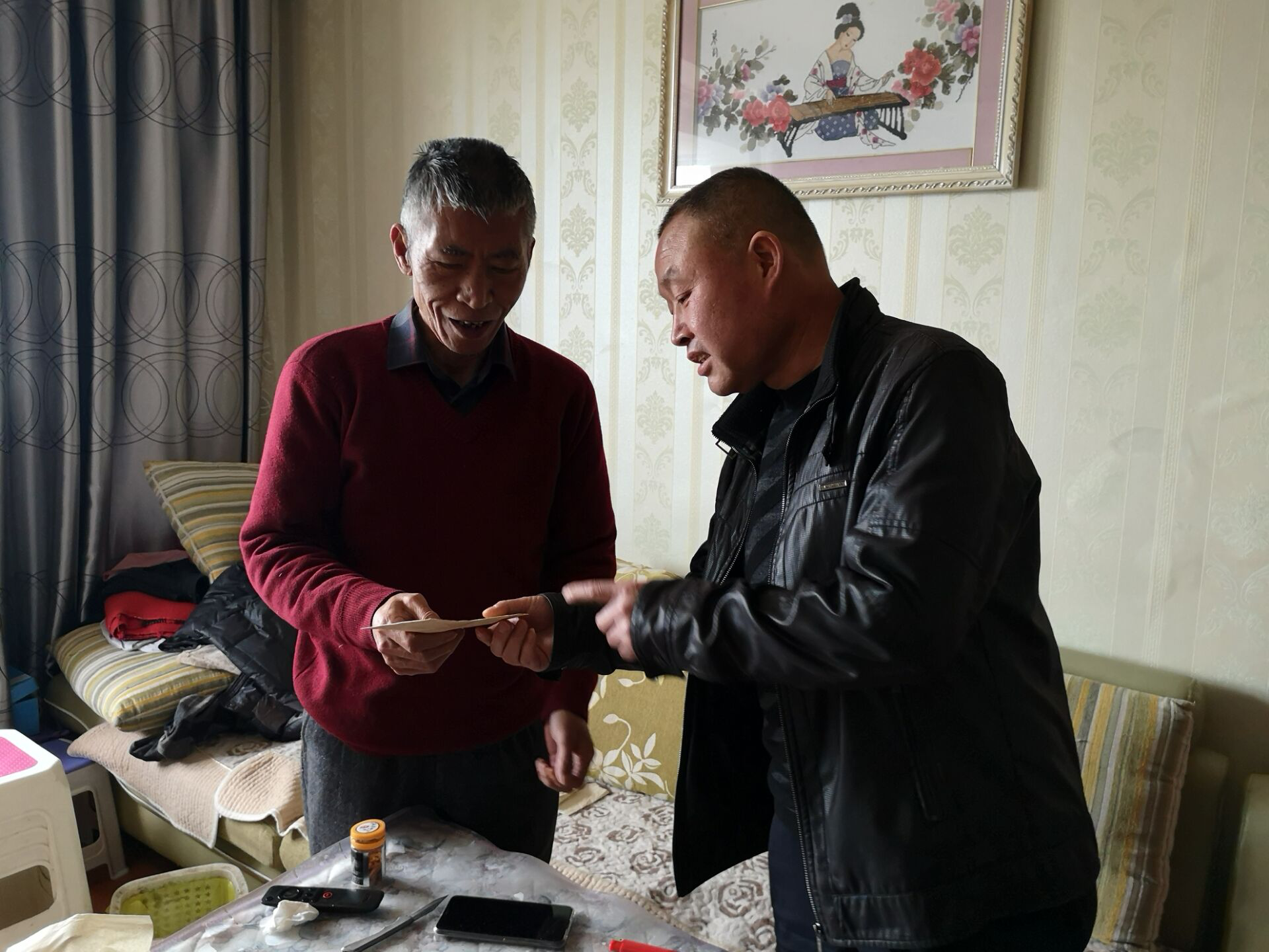 贾连朝副会长和执行会长汪晓微共贺新春，向老同志发放新春红包