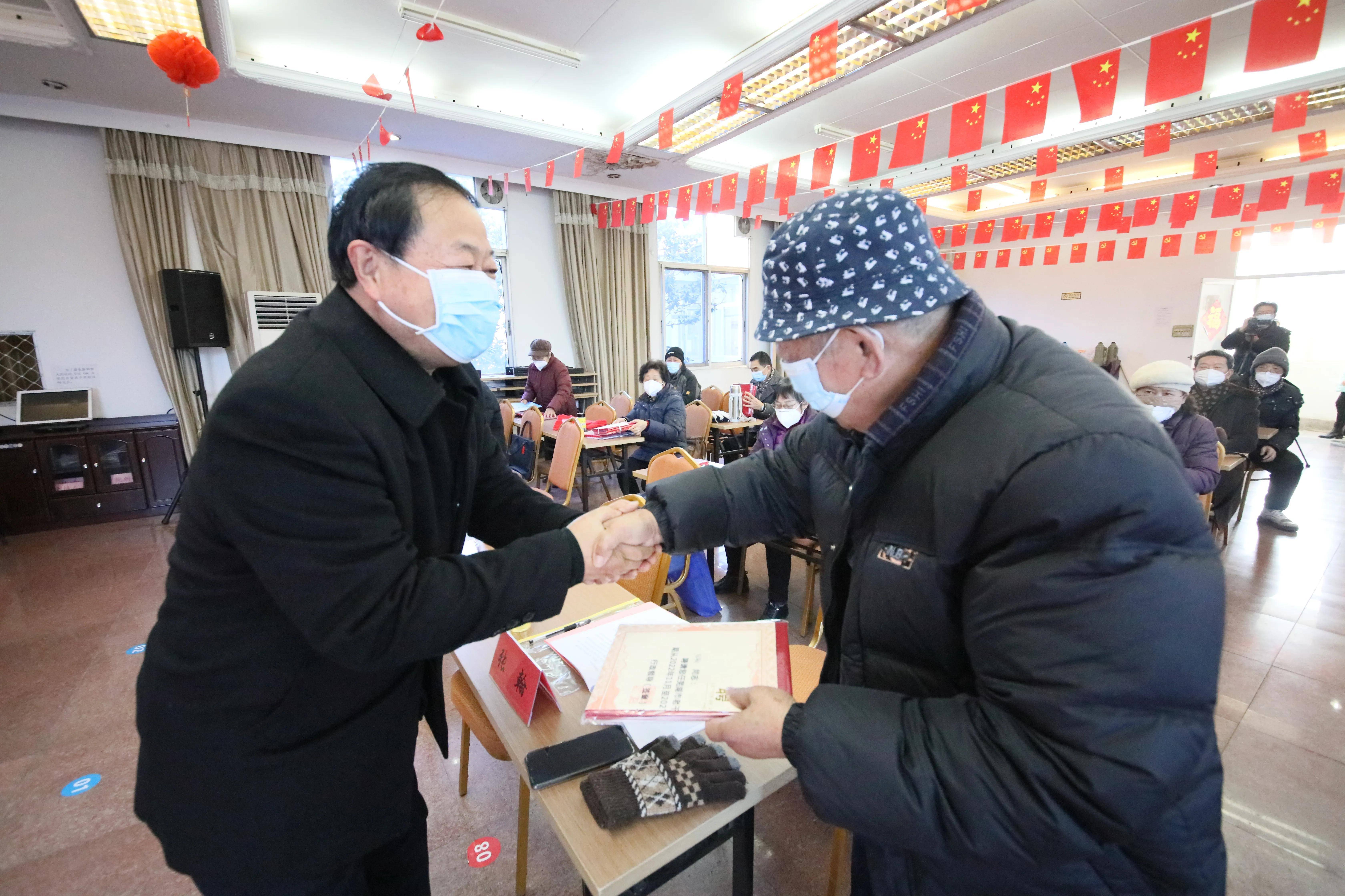 贾连朝与汪晓微共贺新春，向老同志发放红包庆祝新春佳节