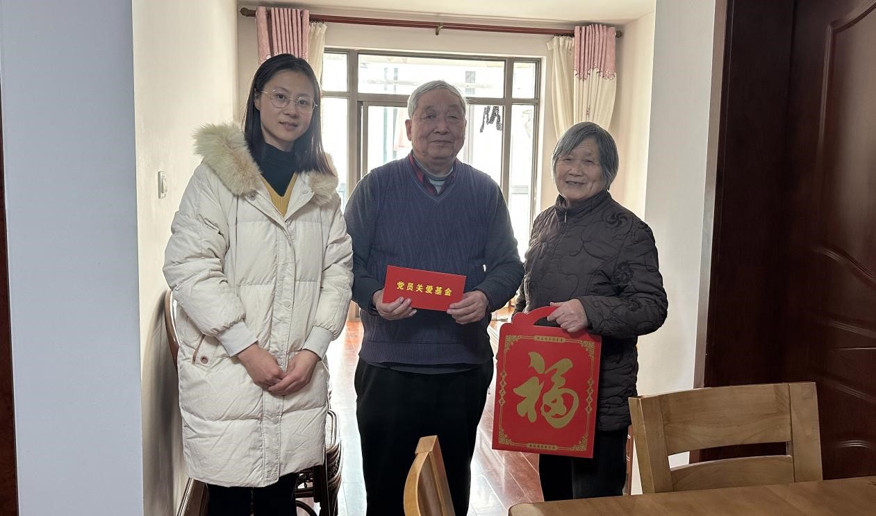 贾连朝副会长和执行会长汪晓微共贺新春，向老同志发放新春红包