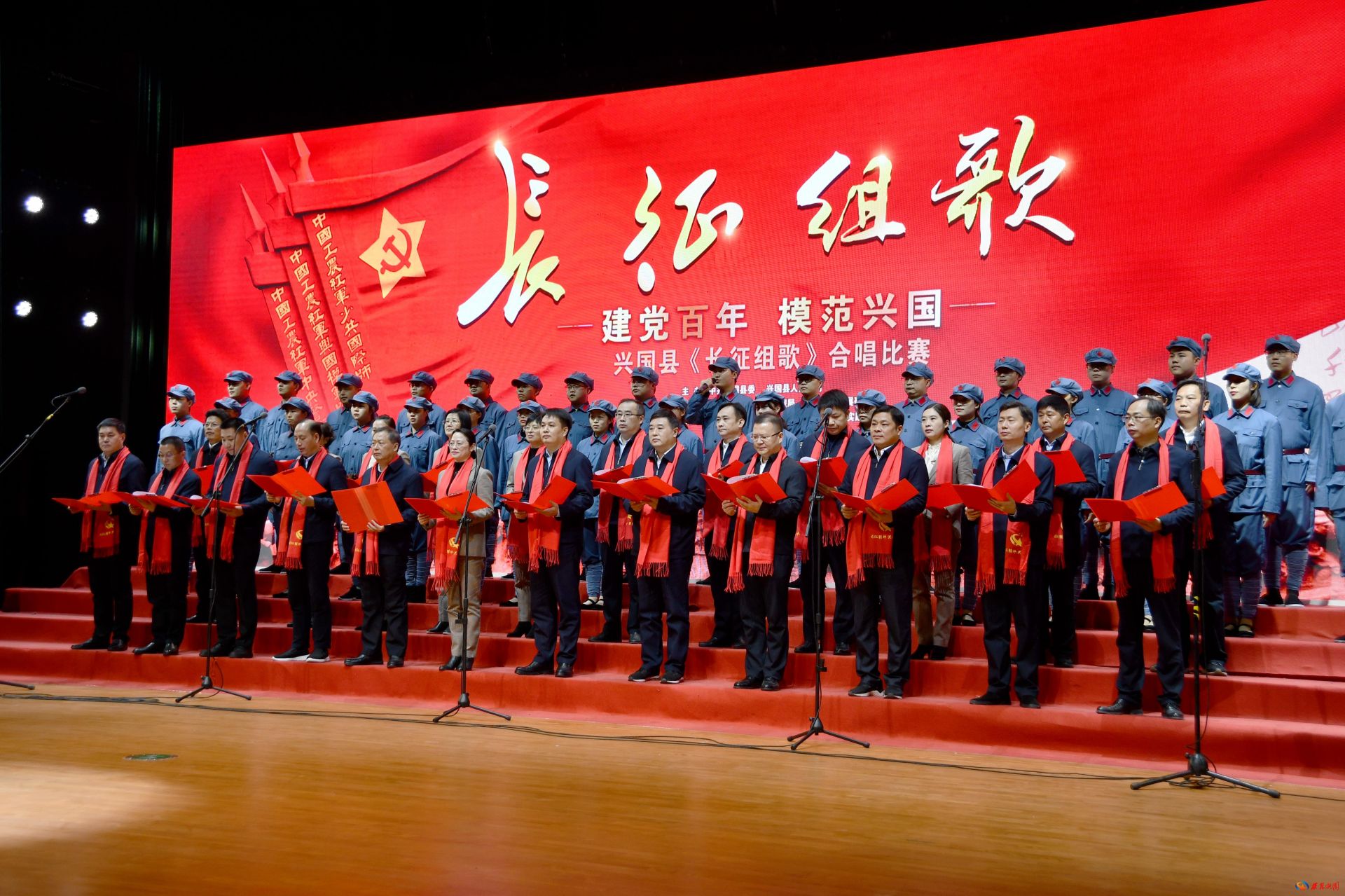 岚皋县省敬老助老总会隆重举行纪念长征胜利80周年金色经典歌会