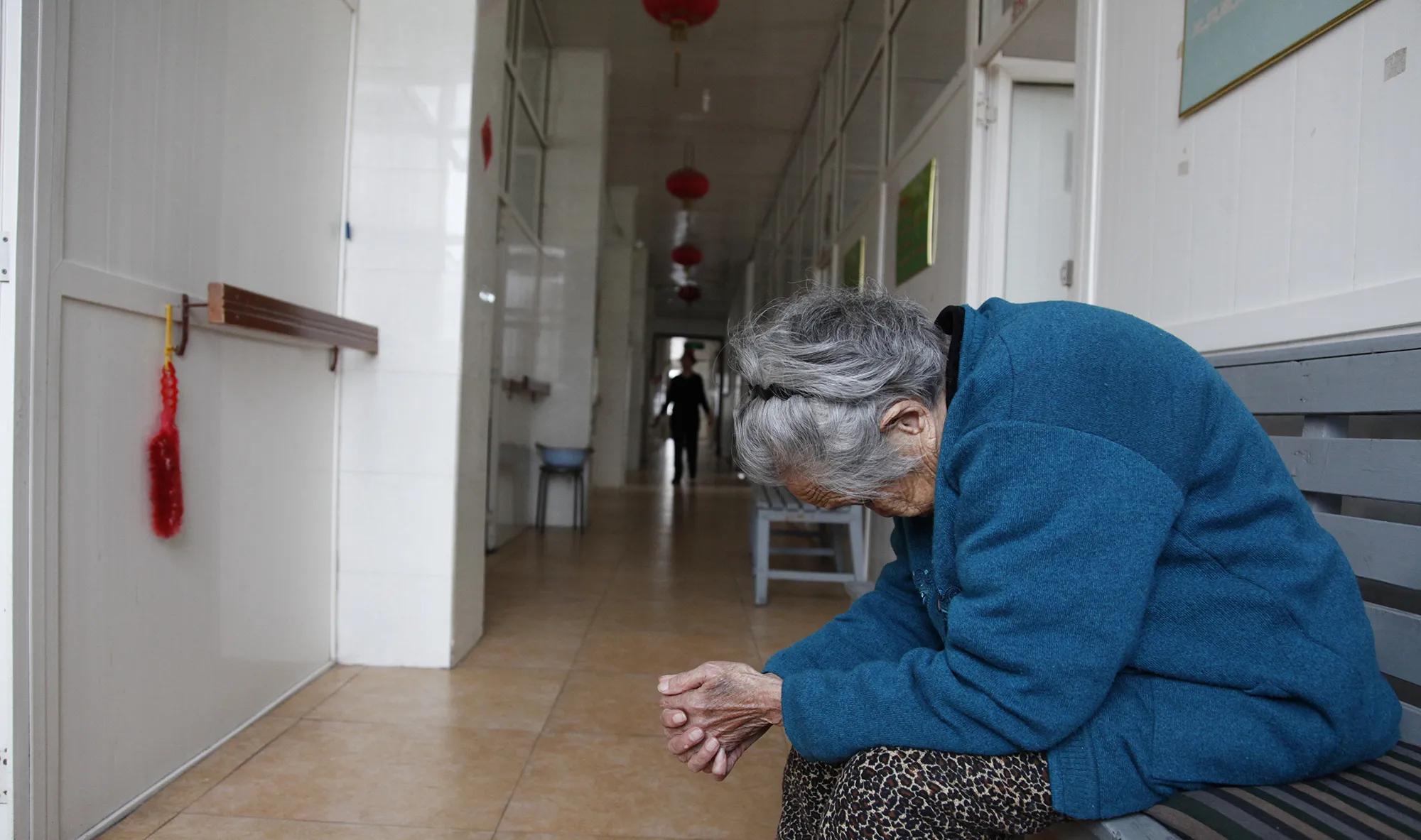 养老院老年人哑铃锻炼，重塑健康与活力的关键路径