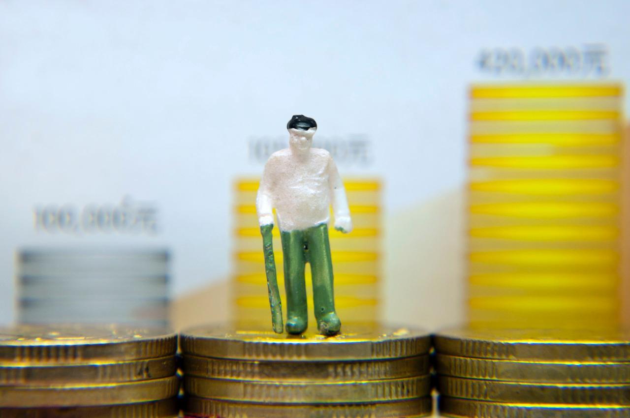 离岗老年村医养老金上调，乡村医疗的未来之光