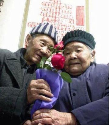 老年人养老焦虑与银行抢钱事件，深度探讨与反思