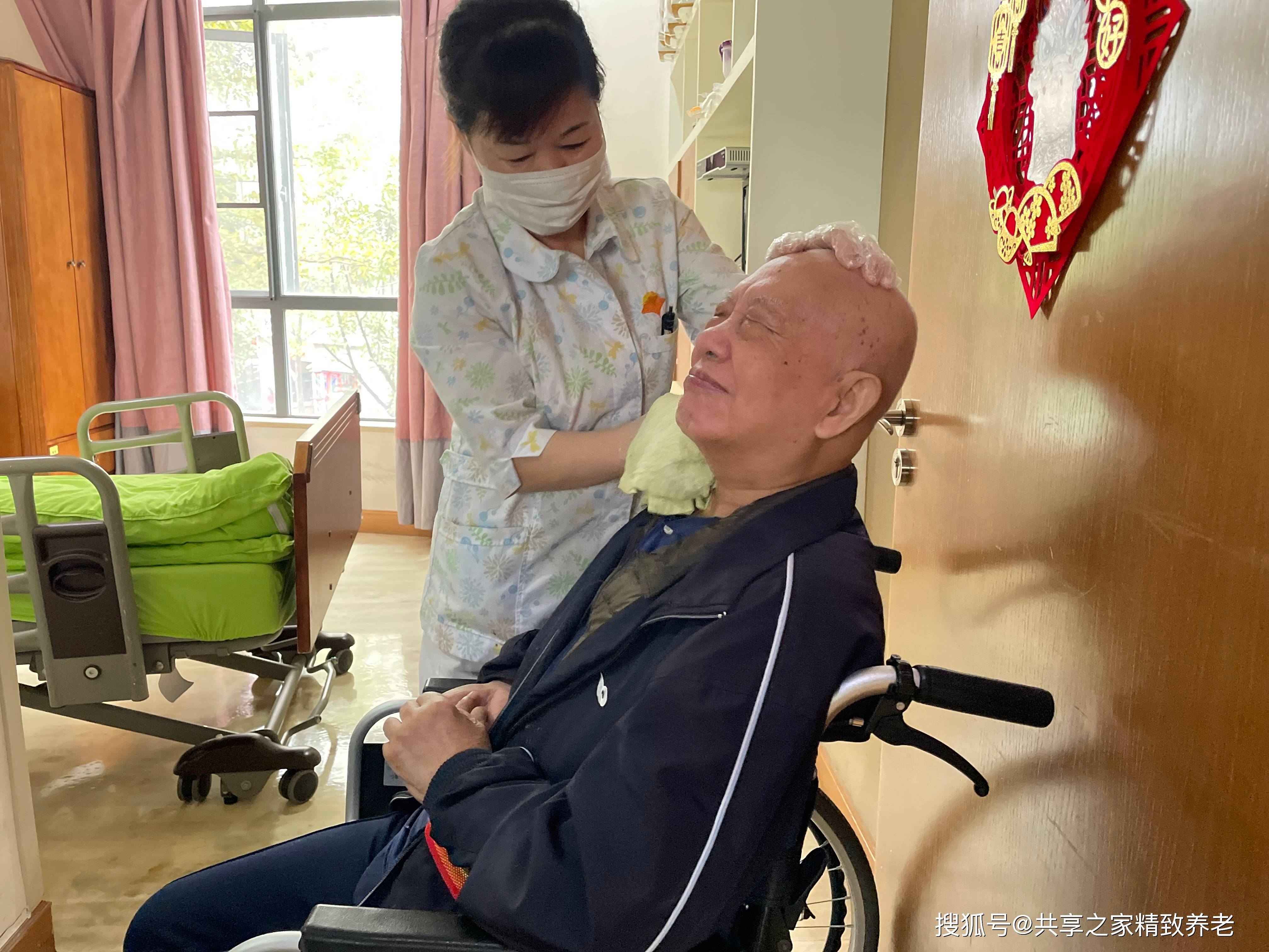 老年人在养老院跌倒案例，原因分析及应对策略